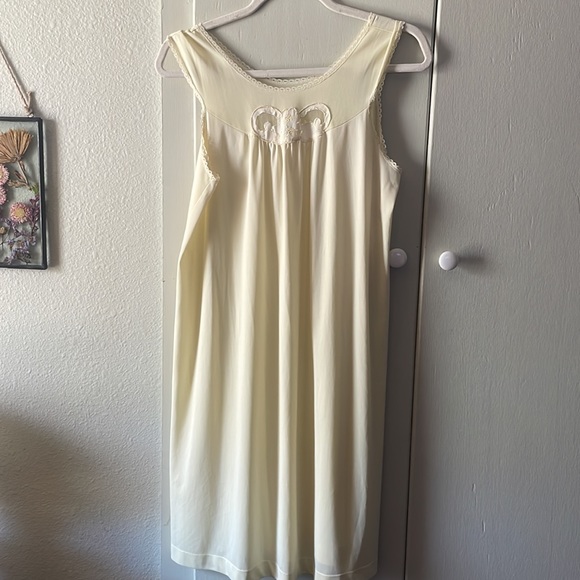 Vintage yellow lace sleeveless nightgown slip - Picture 1 of 7